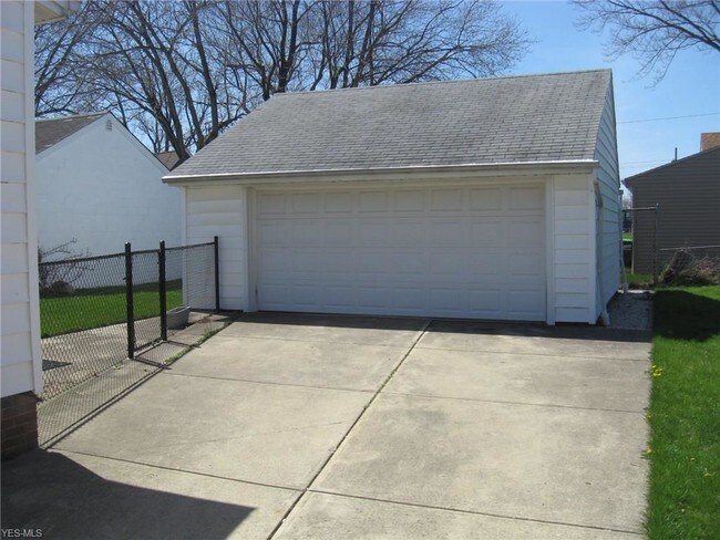 Building Photo - 1700 E 294th St