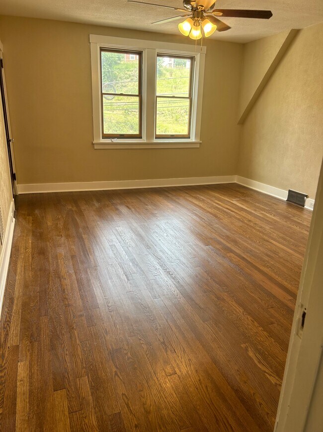 Foto del edificio - 638 Hazelwood Ave