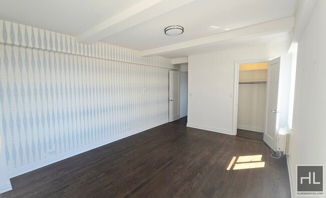 Building Photo - 5 AVENUE