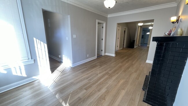 Building Photo - 6511 S Vernon Ave