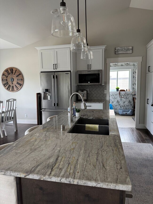 Foto del edificio - Stunning 6-Bedroom, 3-Bath Home in Prime L...