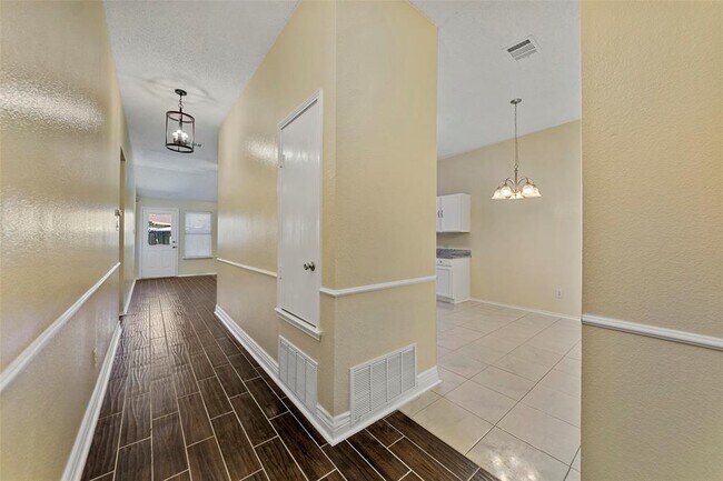 Building Photo - 1002 Manassas Dr