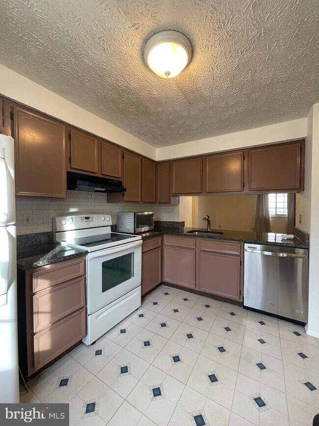 Foto del edificio - 8277 Crestmont Cir