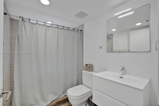 Building Photo - 9261 E Bay Harbor Dr