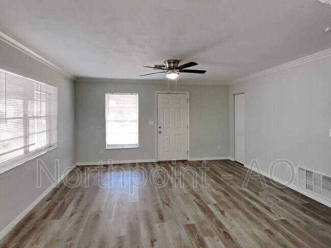 Foto del edificio - 6256 Danbury St