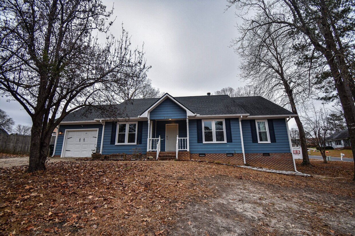 Primary Photo - 4 Bedroom 2 Bathroom: Pets Okay