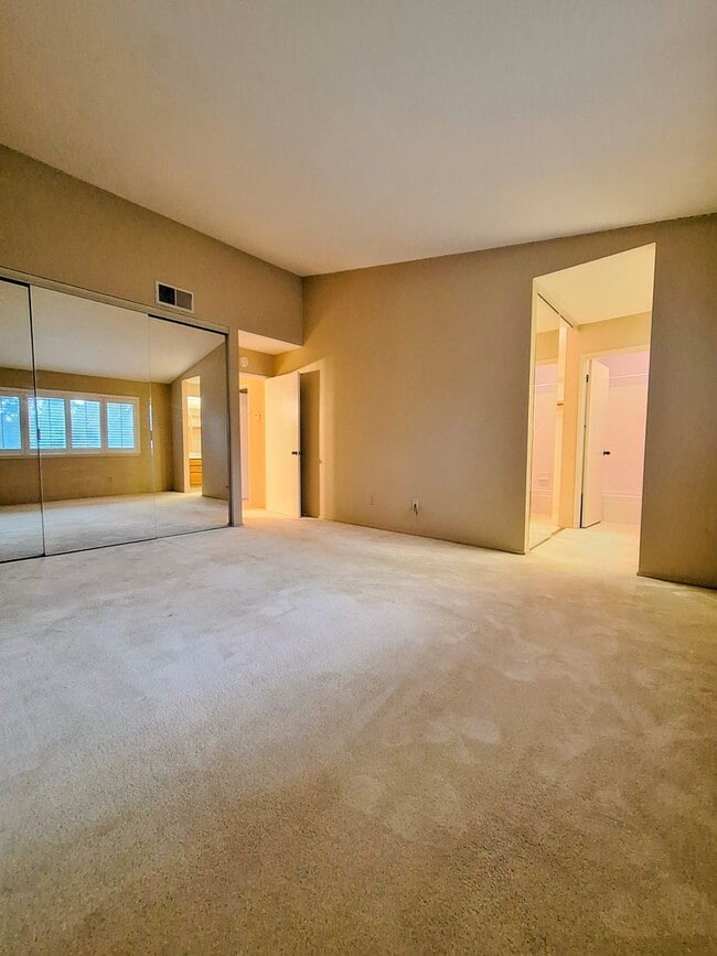 Building Photo - Large 2-story 2 Bedroom Townhouse w/Garage...