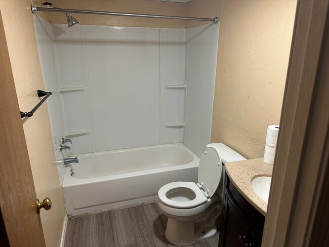 full bath - 142 Townsend Ct