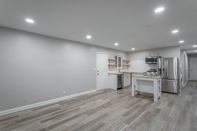 Foto del edificio - 392-394 Booth Rd