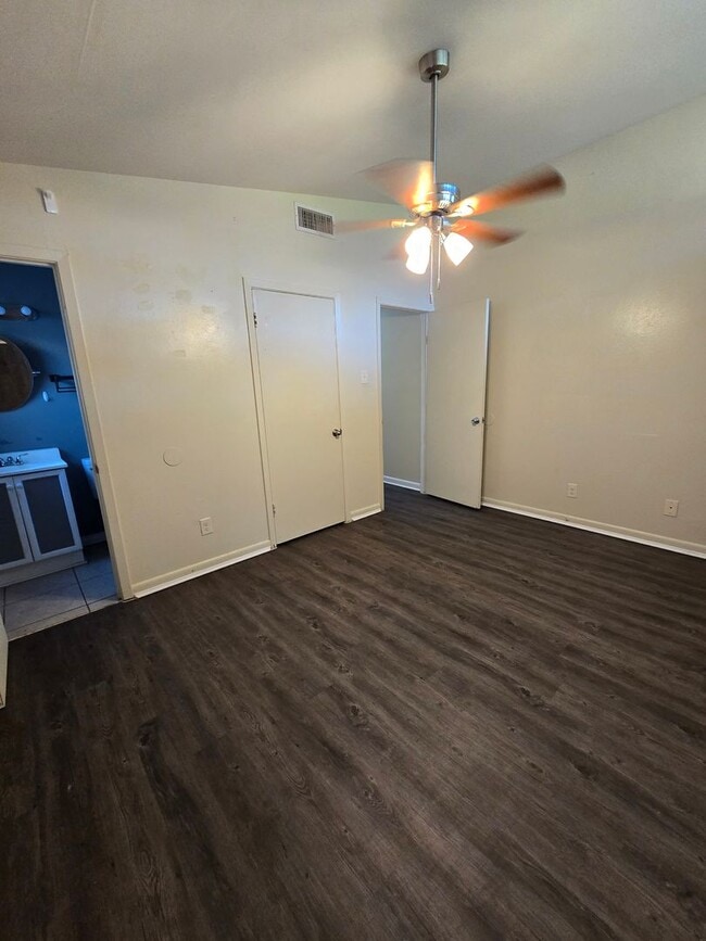 Building Photo - 3 bedroom 1.5 bathroom--Shady Grove Neighb...