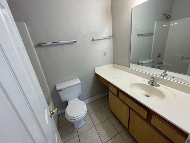Foto del edificio - PRE-LEASING FOR AUGUST 2025! 1/2 OFF SECUR...