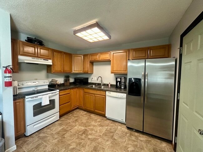 Building Photo - 2416 Towne House Dr NE