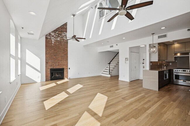 Building Photo - 128 Bright St