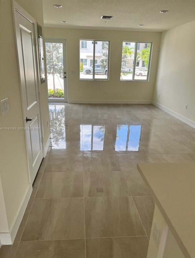 Foto del edificio - 10300 NW 66th St