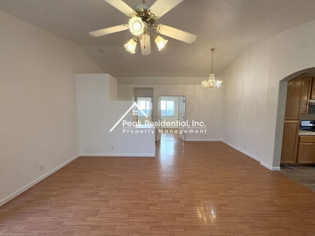 Foto del edificio - Charming 3bd/2ba Elk Grove Home With 2 Car Garage!
