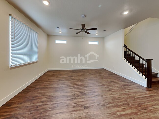 Foto del edificio - 1005 Woodsome Ave