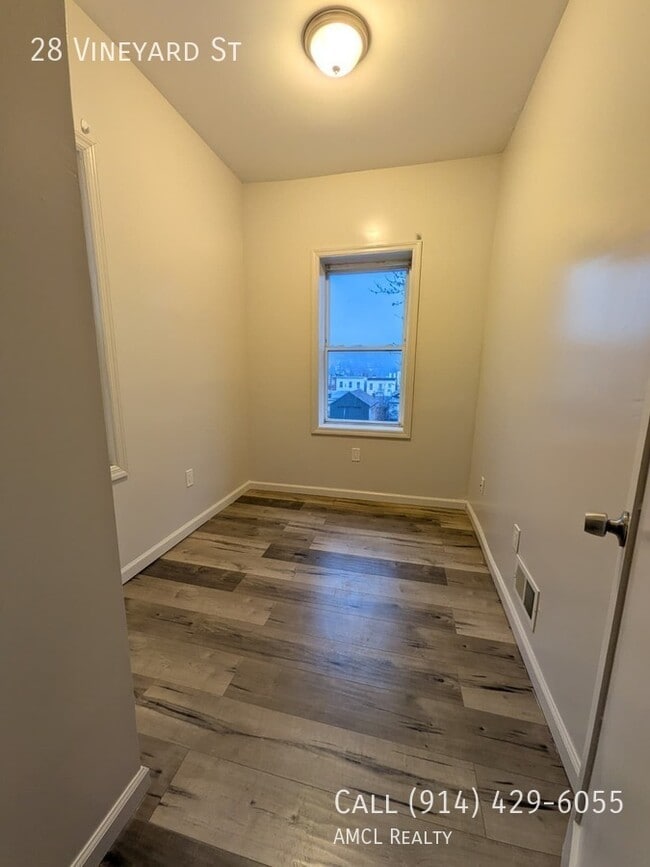 Building Photo - 28 Vineyard Ave