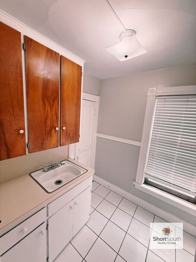 Foto del edificio - Updated 1 bed 1 bath upper unit townhome with basement and Laundry
