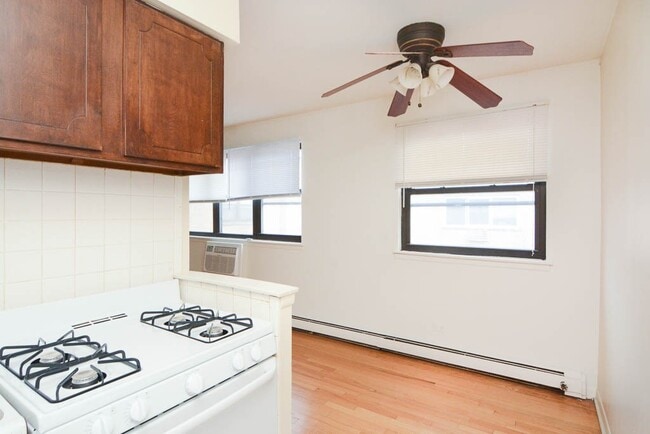 Building Photo - 527 W Aldine Ave