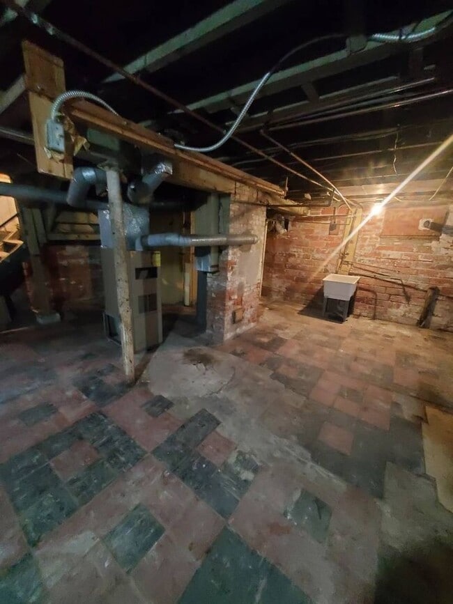 Building Photo - Charming 4-Bedroom Property in Prime Location