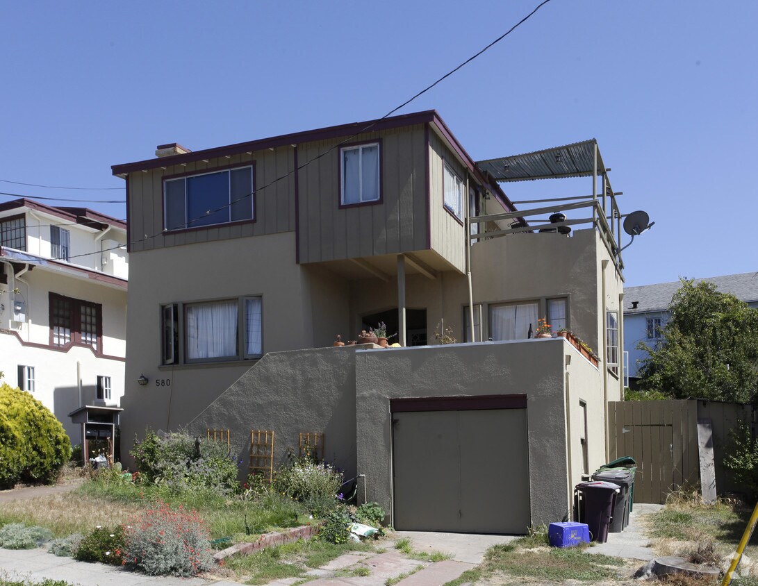 Building Photo - 580 Capell St