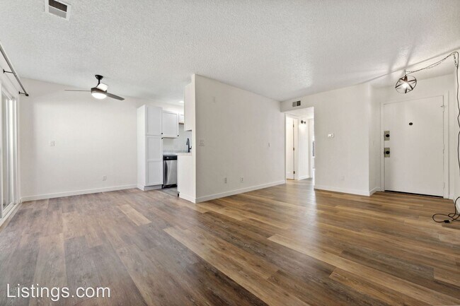Foto del edificio - 1 br, 1 bath House - 10712 E Exposition Av...