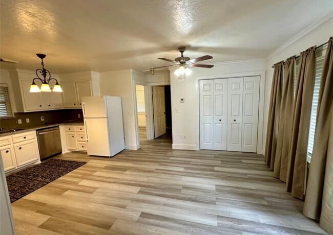 Building Photo - 530 Edgebrook Dr