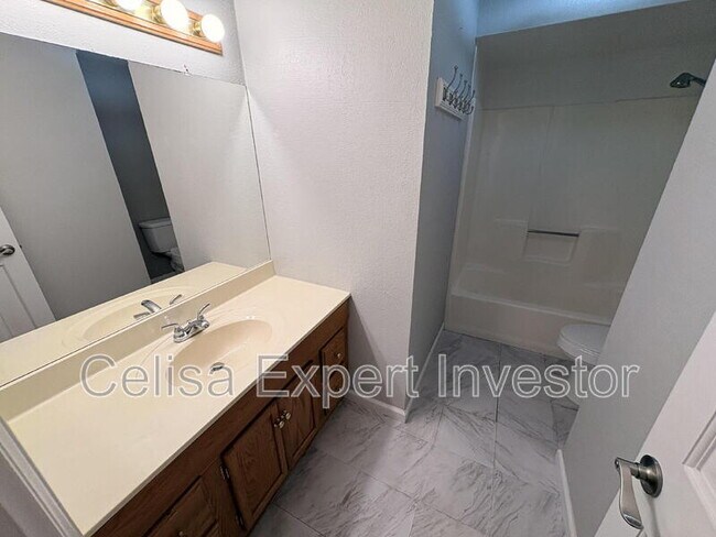 Foto del edificio - 2819 Autumn Leaf Ln