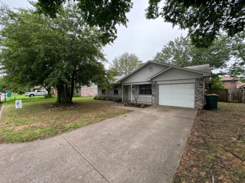 Primary Photo - 1423 N Oswego Ave