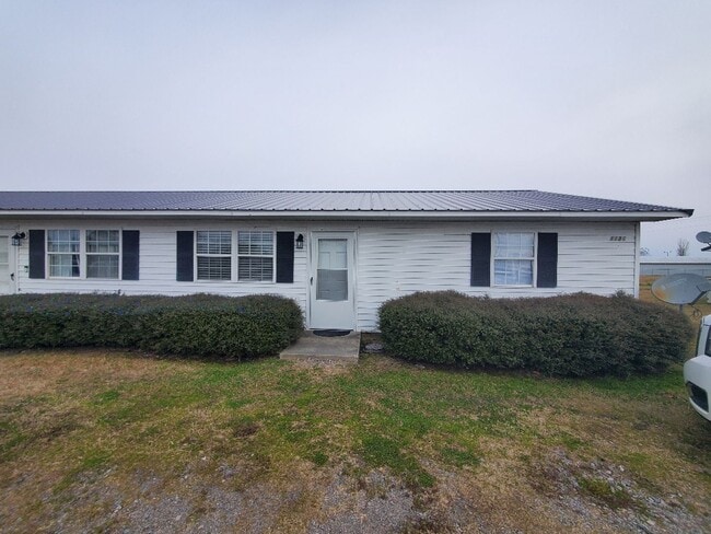 Building Photo - Charming 2BR/1BA Apartment – Well-Maintain...