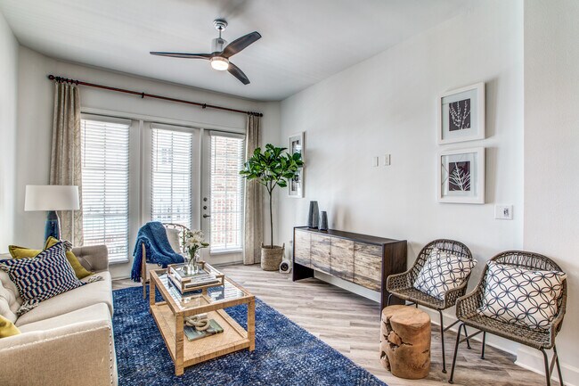 Foto del edificio - Quiet Luxury Near Lake Houston - 1 Month F...