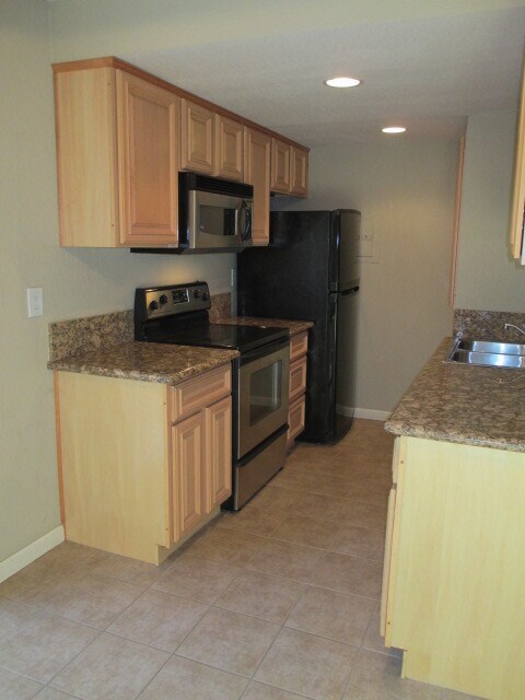 Building Photo - Parkview Townhomes across from Carmichael ...