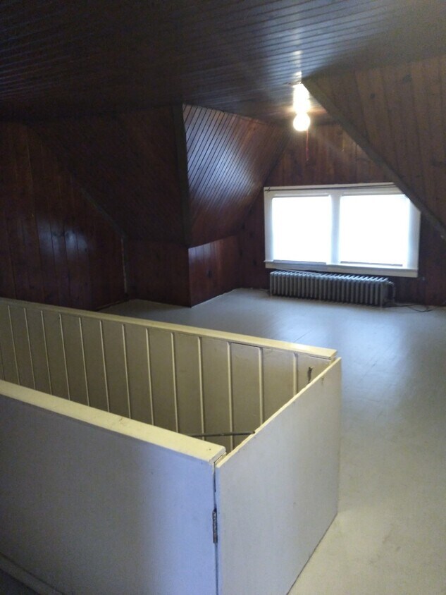 Primary Photo - 2 Bedroom 1 Bathroom with Claw foot Tub