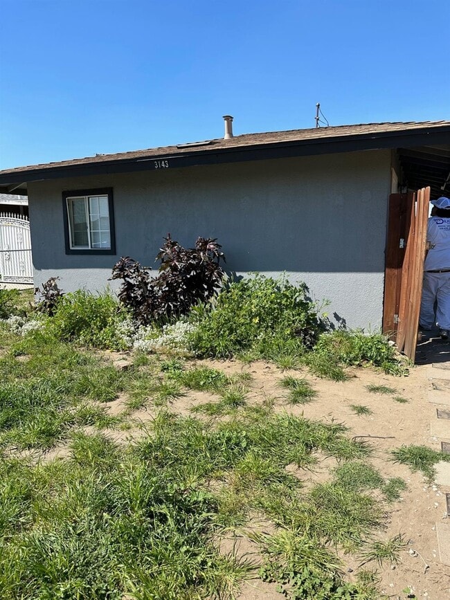Building Photo - 3143 E Clay Ave