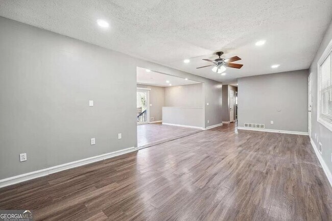 Building Photo - 2419 Greenway Dr