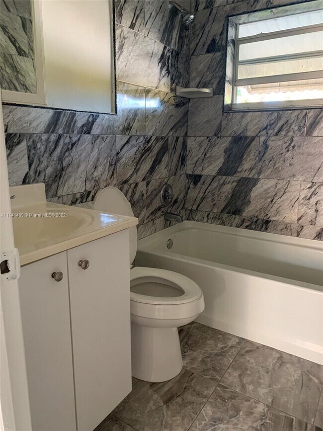 Foto del edificio - 250 NE 118th Terrace