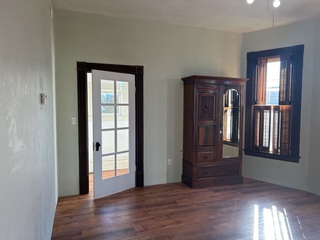 Building Photo - Beautifully Renovated, Pet Friendly Victor...