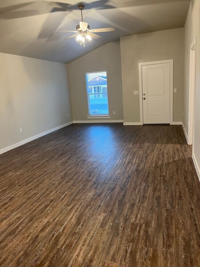 Building Photo - HALF OFF FIRST FULL MONTH OF RENT: Coming ...