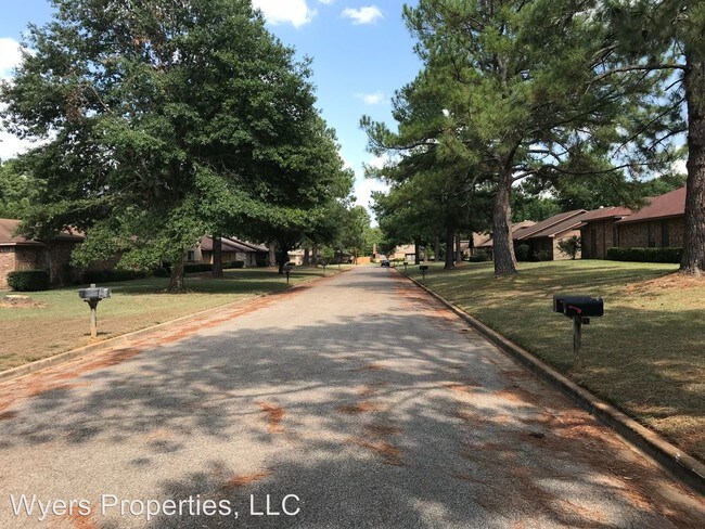 Foto del edificio - 2111 Oak Hollow St