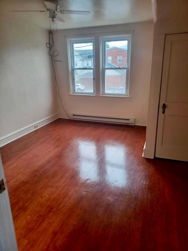 Building Photo - 3 Bedroom Apartment with Private Patio