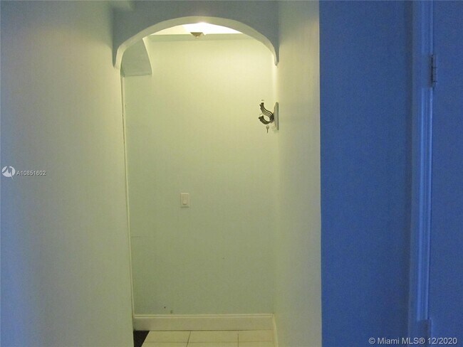 Building Photo - 335  Ocean Dr 339 Miami Beach Fl 33139