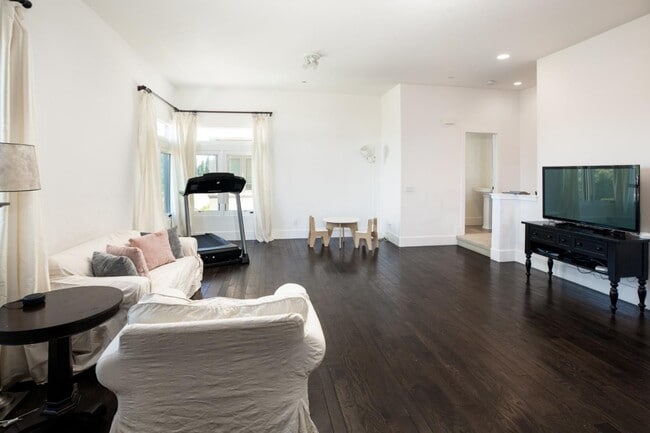 Building Photo - 540 Fierro Loop