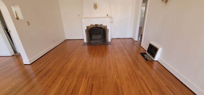 Building Photo - 1150 W 65th St