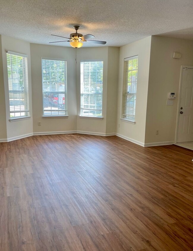 Foto del edificio - Updated 3 Bed/2.5 Bath Town Home Located I...
