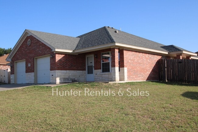 Building Photo - 901 Yi Dr