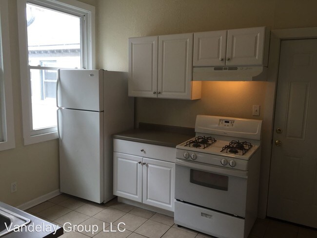 Building Photo - 1519 N Farwell Ave