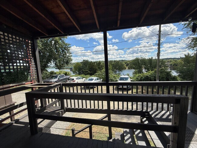 Foto del edificio - Charming Riverfront 2BR Walking Distance t...