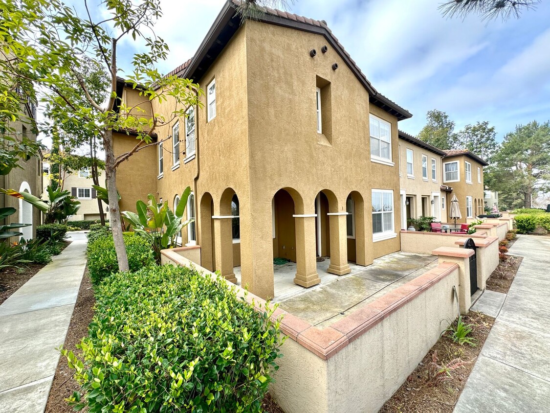 Primary Photo - Beautiful 3B/2.5BA corner townhouse locate...