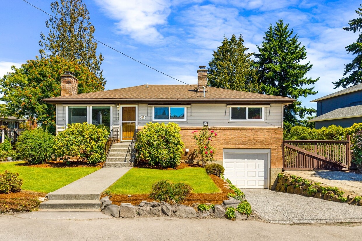 Foto principal - Crown Hill 3 Bedroom Daylight Basement Home