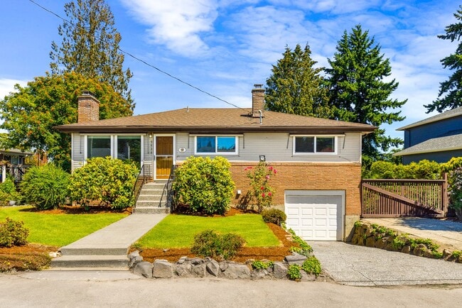 Crown Hill 3 Bedroom Daylight Basement Home - Crown Hill 3 Bedroom Daylight Basement Home